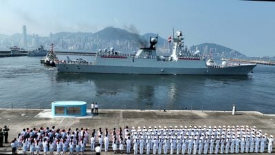 结束5天访问 中山东舰航母编队离开香港