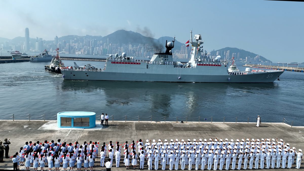 中国海军山东舰航母编队圆满结束访问离开香港