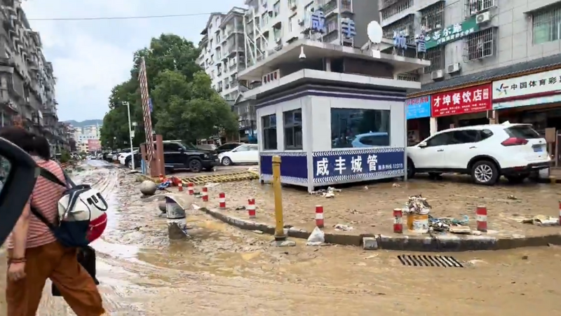 视频| 中国咸丰县破纪录暴雨！洪灾一夜摧毁全城 凄惨影片曝光