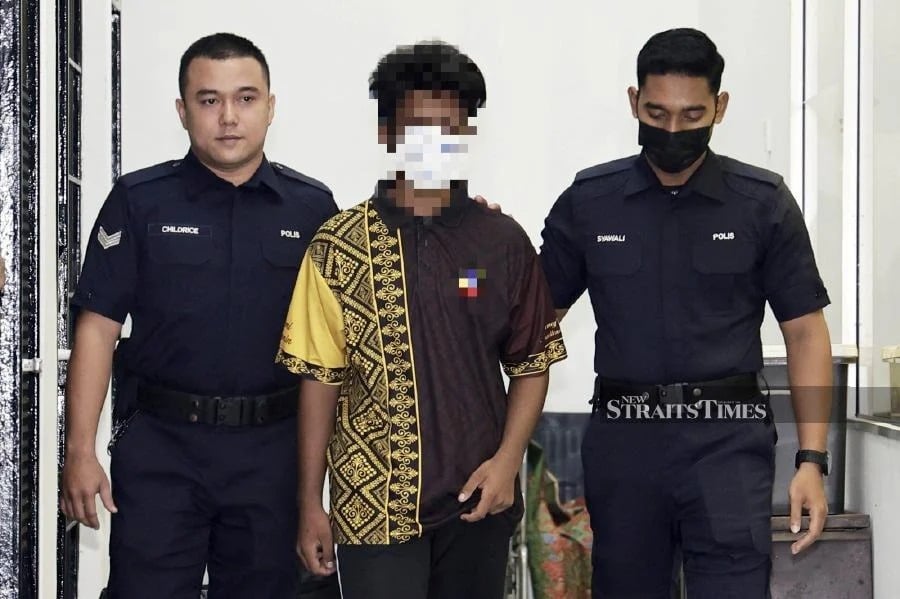 中学生不满被训斥逃课 打老师被控认罪