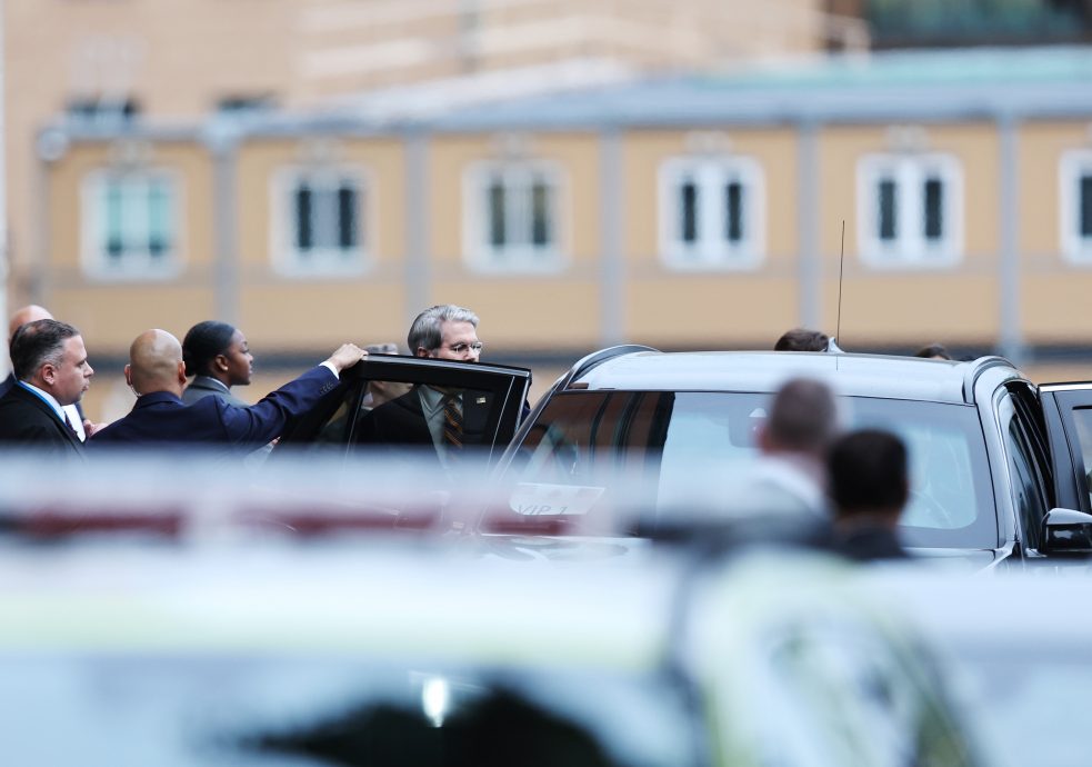 中美经贸首日谈判结束 特朗普：“中方很强硬” 