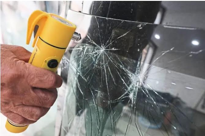 临近河流池塘道路 专家:须设防撞护栏