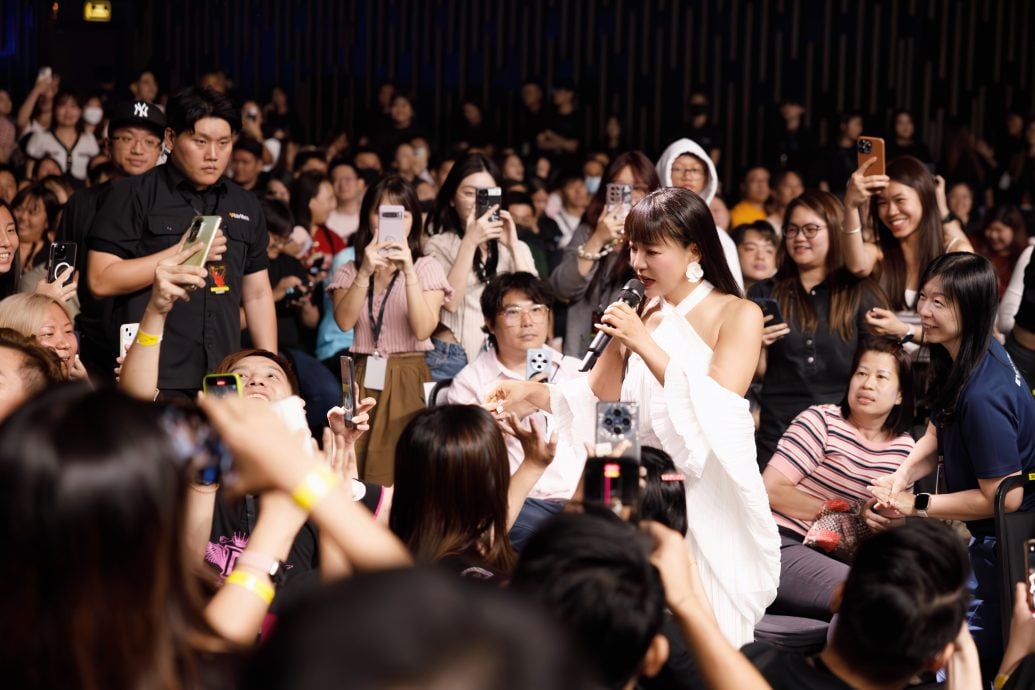 为大马歌迷勤练马来歌 丁当自侃穿马来装变优雅