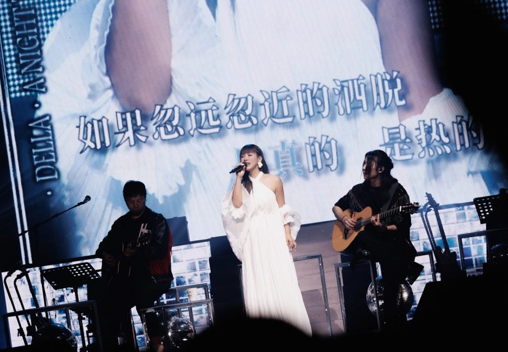 为大马歌迷勤练马来歌 丁当自侃穿马来装变优雅