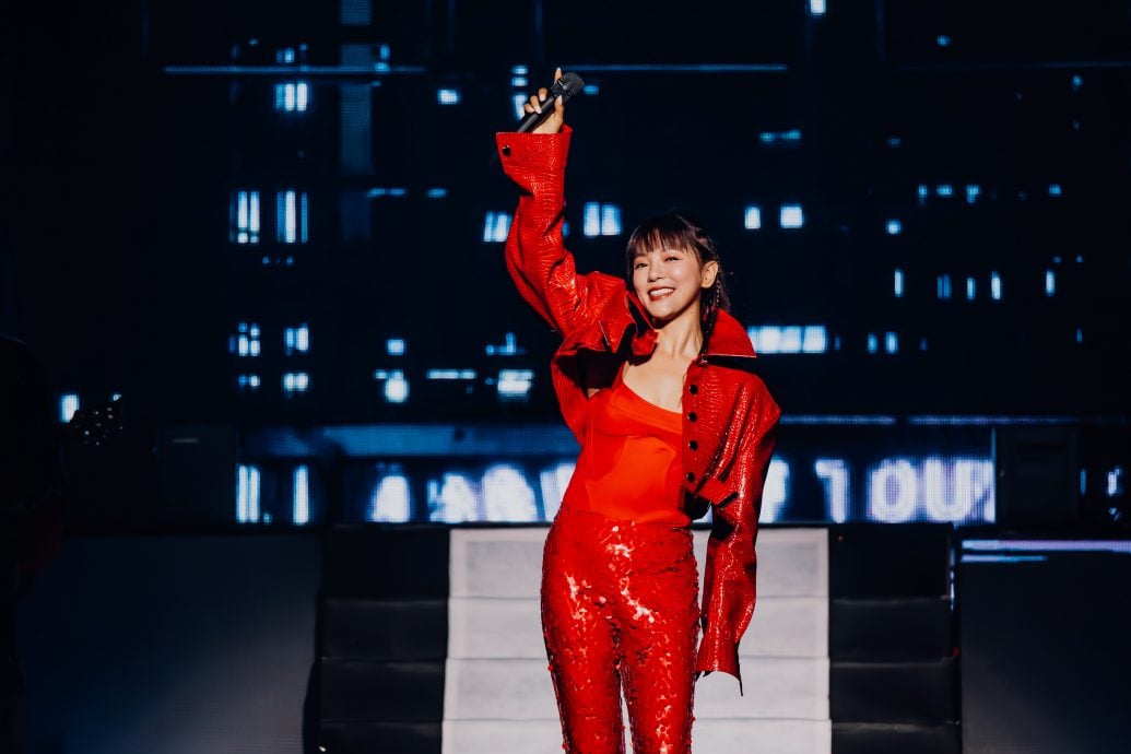 为大马歌迷勤练马来歌 丁当自侃穿马来装变优雅