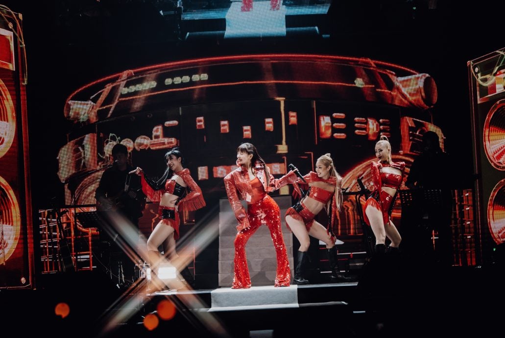 为大马歌迷勤练马来歌 丁当自侃穿马来装变优雅