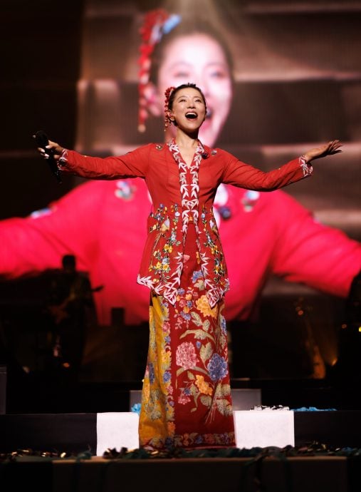 为大马歌迷勤练马来歌 丁当自侃穿马来装变优雅