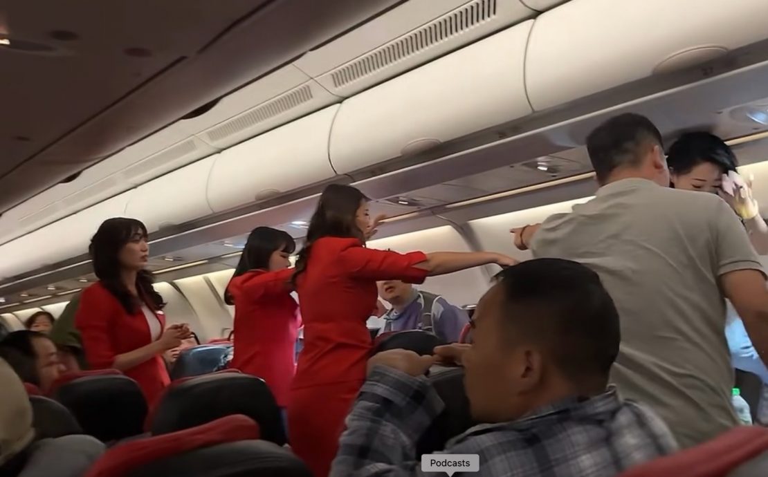  乘客飞机上打架／边劝架边安抚　亚航空服员好忙　