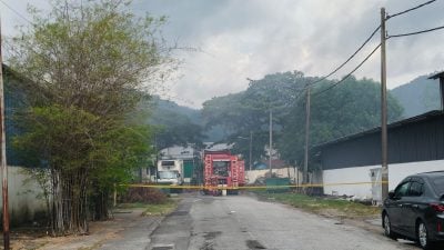 九洞工业区雪糕厂大火   吞噬80%建筑 一度传氨气外泄
