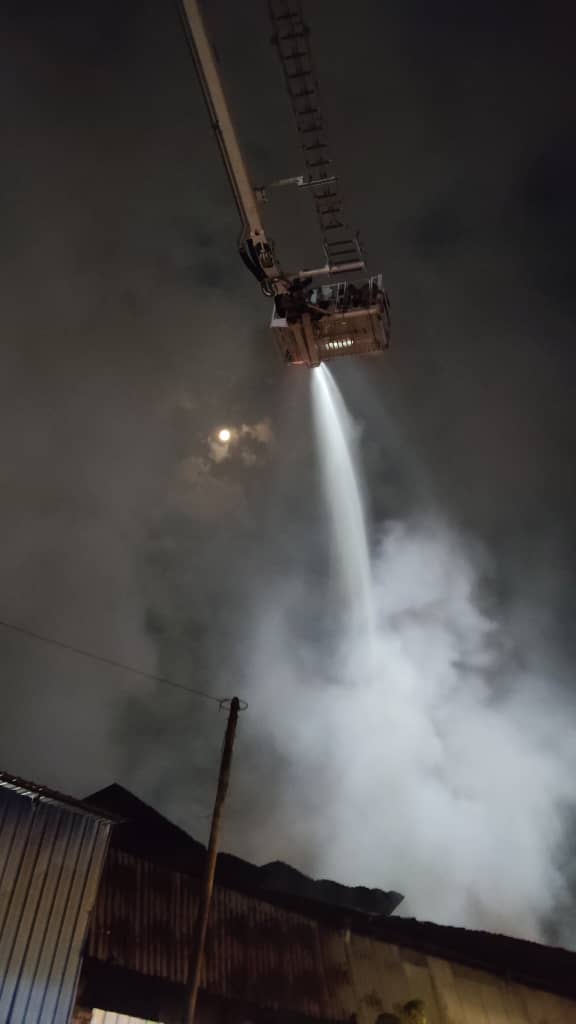 九洞雪糕厂午夜大火  出动94人救灾 现场受控