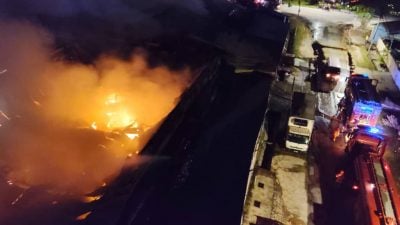 九洞雪糕厂午夜大火  出动94人救灾 现场受控
