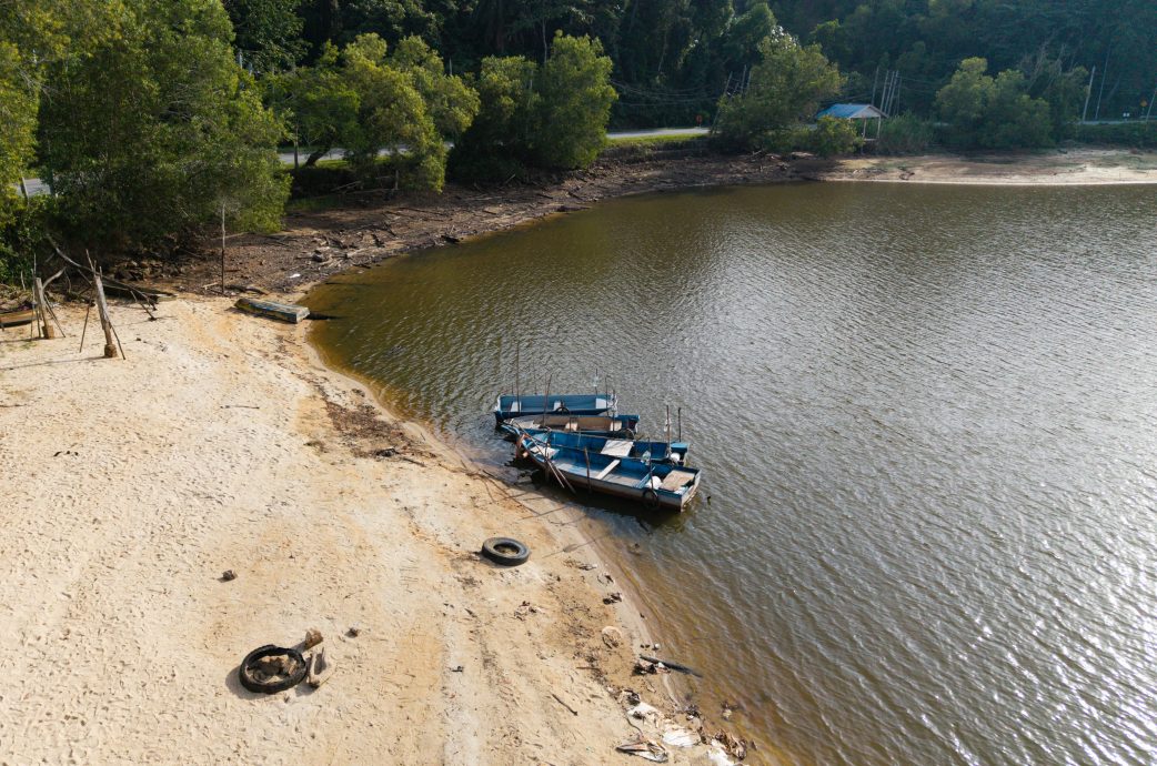 乾涸见底 雨树别波 游船卡床 霹久旱绿湖失色