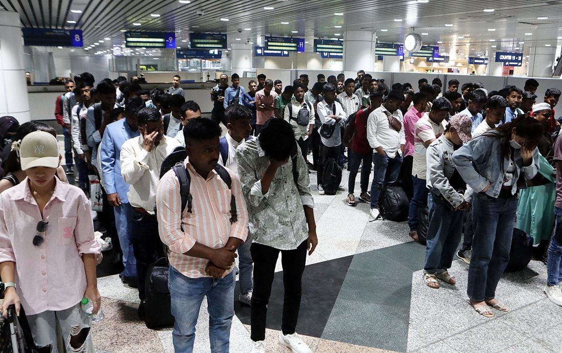 人口私运集团向非法移民提供执法官员照片