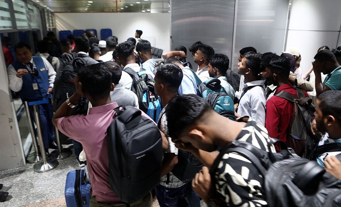 人口私运集团向非法移民提供执法官员照片