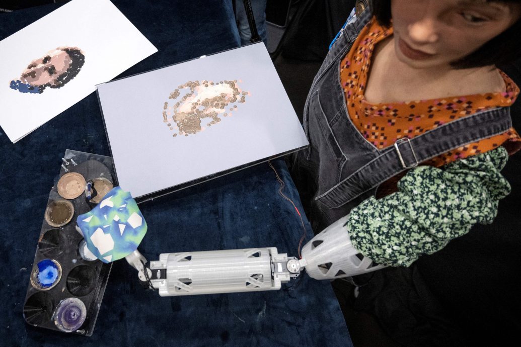 人形机器人“艾达”：目标并非“取代人类艺术家”