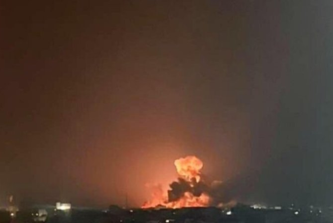 以色列袭击胡塞武装控制的荷台达港 1码头被炸毁