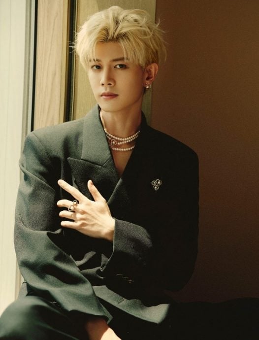 任嘉伦出席活动被掷物 险被击中脸黑