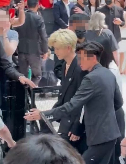 任嘉伦出席活动被掷物 险被击中脸黑