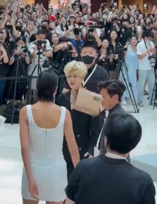 任嘉伦出席活动被掷物 险被击中脸黑