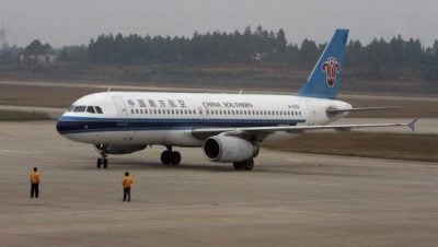 传因不满降职轻生  南航机长刺伤4同事后堕楼亡
