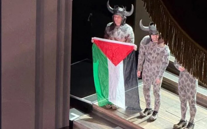 伦敦歌剧变“战场” 演员台上高举巴勒斯坦旗引发冲突