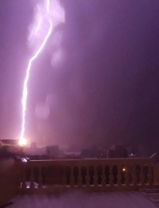 低压带线状对流　台湾澎湖深夜惊现罕见雷雨闪电