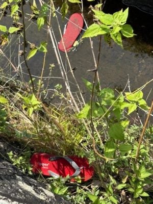 何文辉家属在油站后方发现其拖鞋 岳父:已要求警方在现场搜查