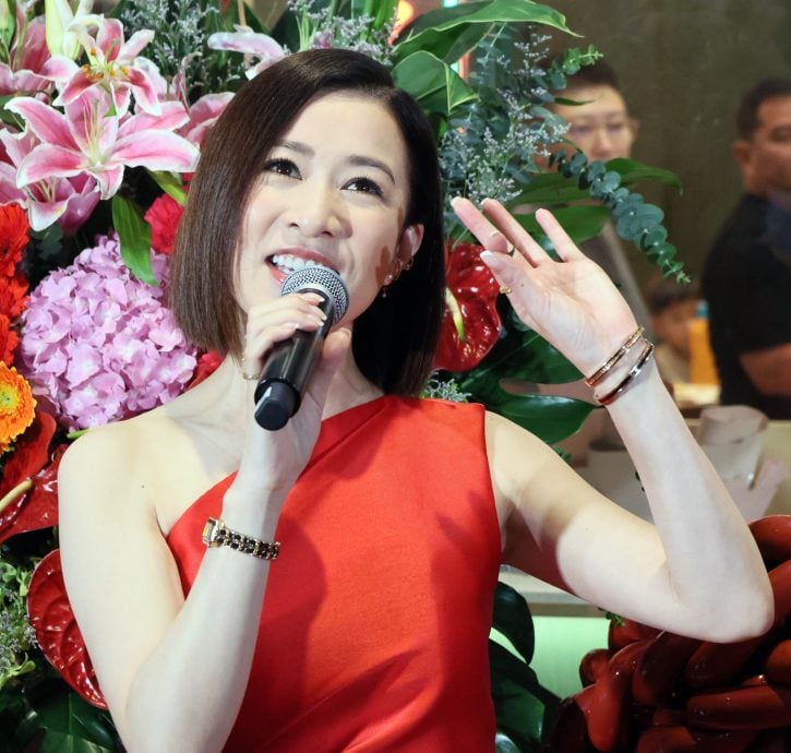 佘诗曼新剧杀青来马狂吃 忍泪求粉丝“别弄哭我”