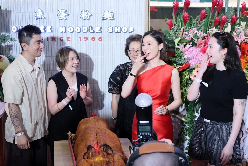 佘诗曼新剧杀青来马狂吃 忍泪求粉丝“别弄哭我”