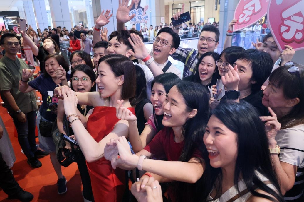 佘诗曼新剧杀青来马狂吃 忍泪求粉丝“别弄哭我”