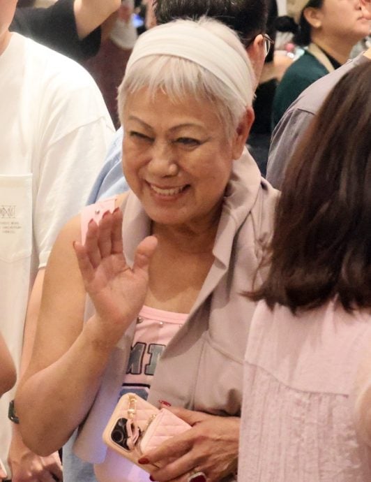 佘诗曼新剧杀青来马狂吃 忍泪求粉丝“别弄哭我”