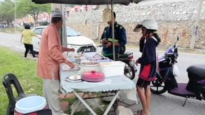 巫裔路边小贩25年来食物价格从未调涨