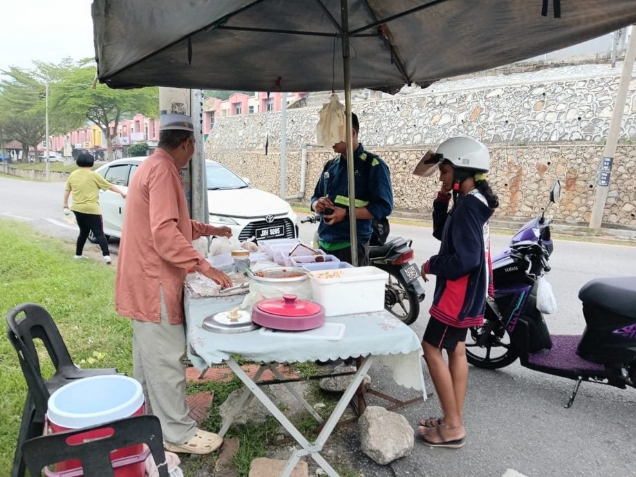供星洲网:巫裔路边小贩25年来食物价格从未调涨