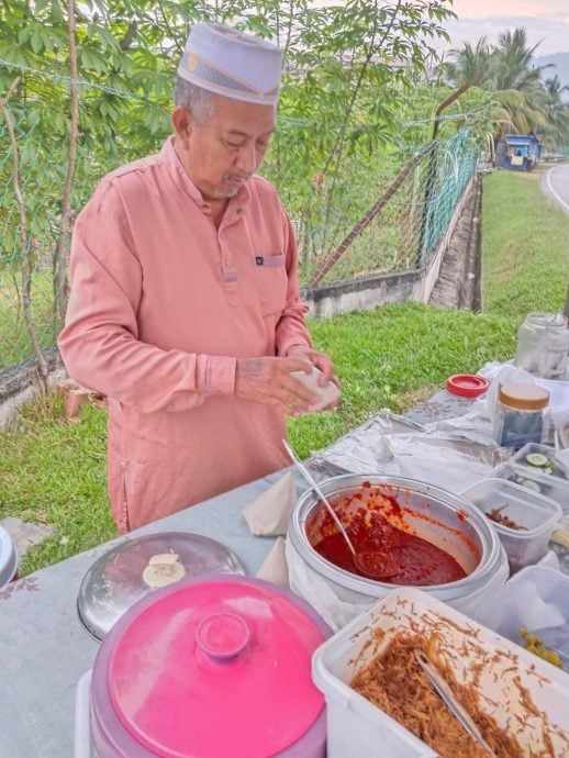 供星洲网:巫裔路边小贩25年来食物价格从未调涨