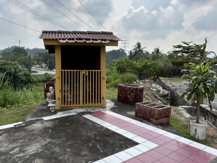 供星洲网/神仙也有“落难”时?,组屋拿督公神龛成“神像收难所”