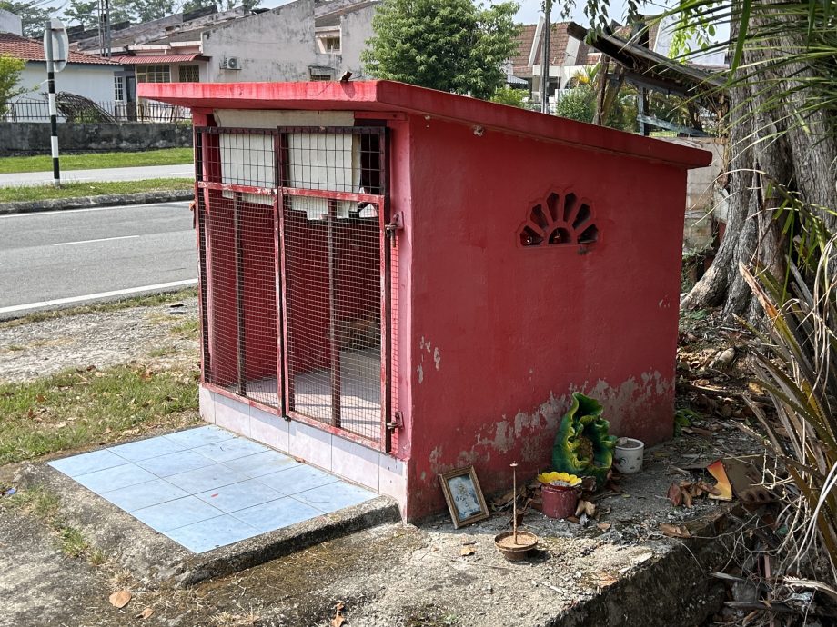 供星洲网/神仙也有“落难”时?,组屋拿督公神龛成“神像收难所”