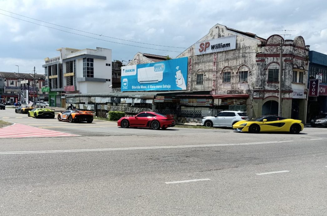 供星洲网:17辆超级跑车的车主到马口为朋友庆生,路过之处引人注目