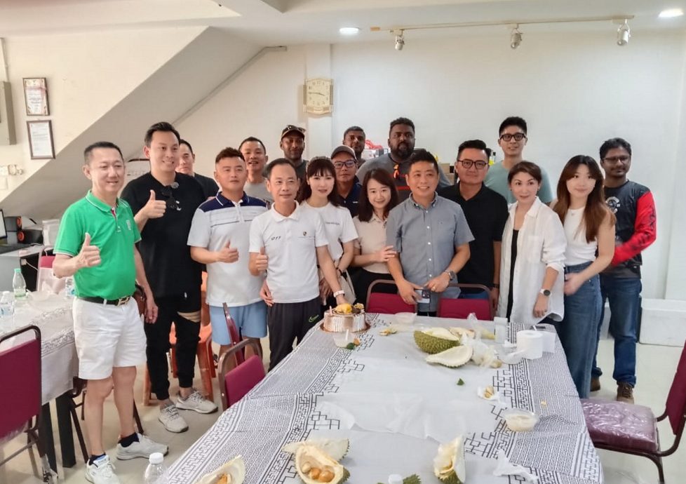 供星洲网:17辆超级跑车的车主到马口为朋友庆生,路过之处引人注目