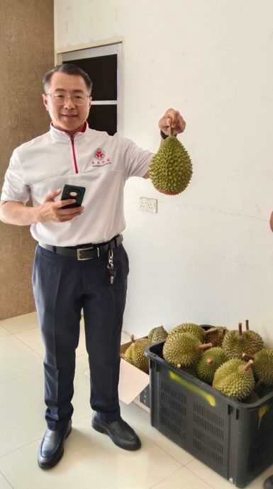 供星洲网:17辆超级跑车的车主到马口为朋友庆生,路过之处引人注目