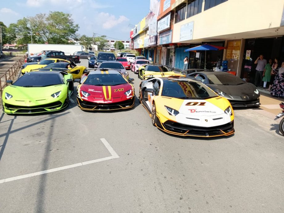 供星洲网:17辆超级跑车的车主到马口为朋友庆生,路过之处引人注目