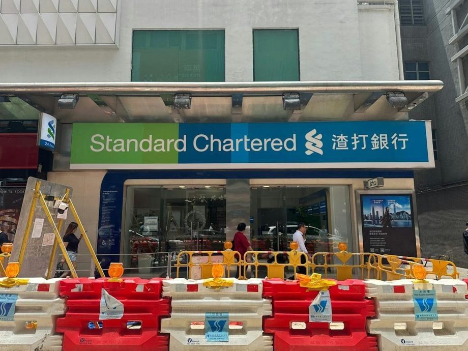 供星洲网:“港币5亿债券”再现!夫妇携“天价债券”欲开户 银行职员报警