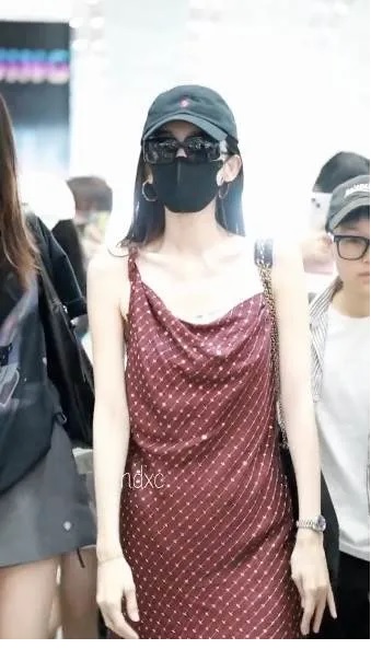 供星洲网:古力娜扎穿吊带裙骨瘦如柴 爆BMI13.5随身带救命药