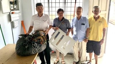 大白天潜入民众会堂偷电线被识破 窃贼落荒而逃