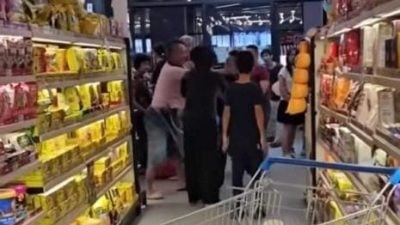 视频| 疑不满插队 两男众目睽睽下扭打视频疯传