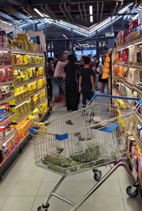 供星洲网：视频|疑不满插队 两男众目睽睽下扭打视频疯传