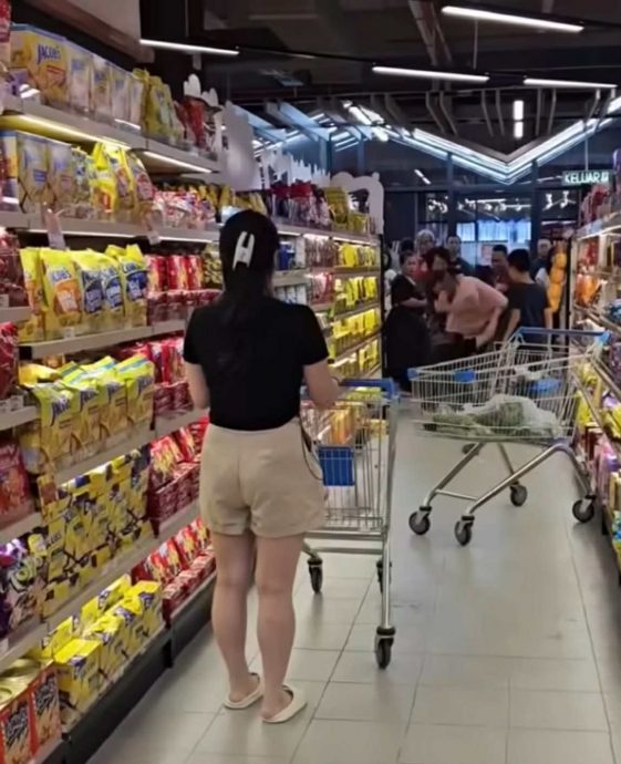 供星洲网：视频|疑不满插队 两男众目睽睽下扭打视频疯传