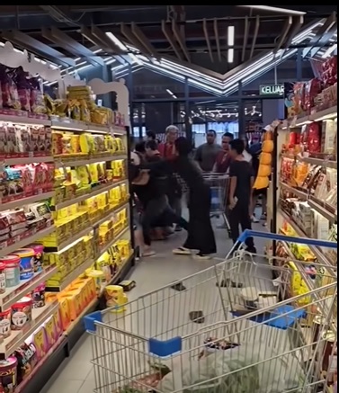 供星洲网：视频|疑不满插队 两男众目睽睽下扭打视频疯传