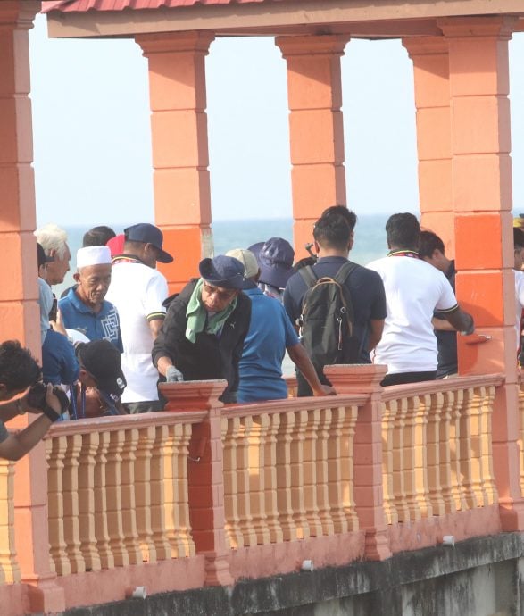 供星洲网:超过100名团结政府领袖下乡到波德申视察!美化、粉刷、与民交流