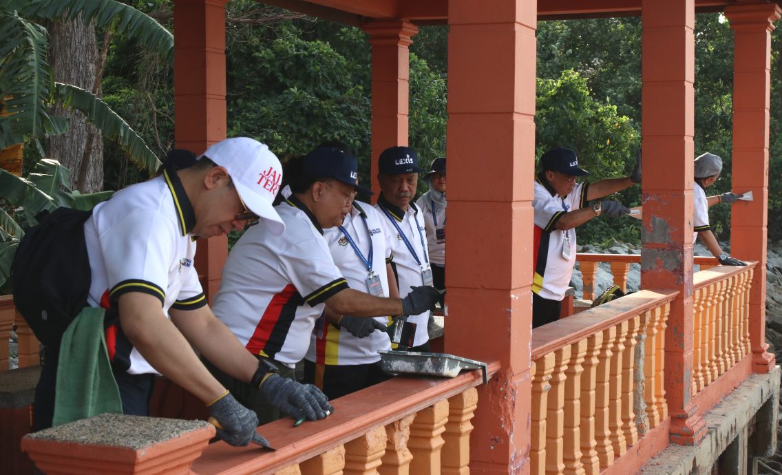 供星洲网:超过100名团结政府领袖下乡到波德申视察!美化、粉刷、与民交流