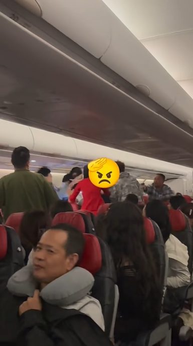 供星洲网:隆飞成都航班传打架事件 男女互殴火爆视频广传